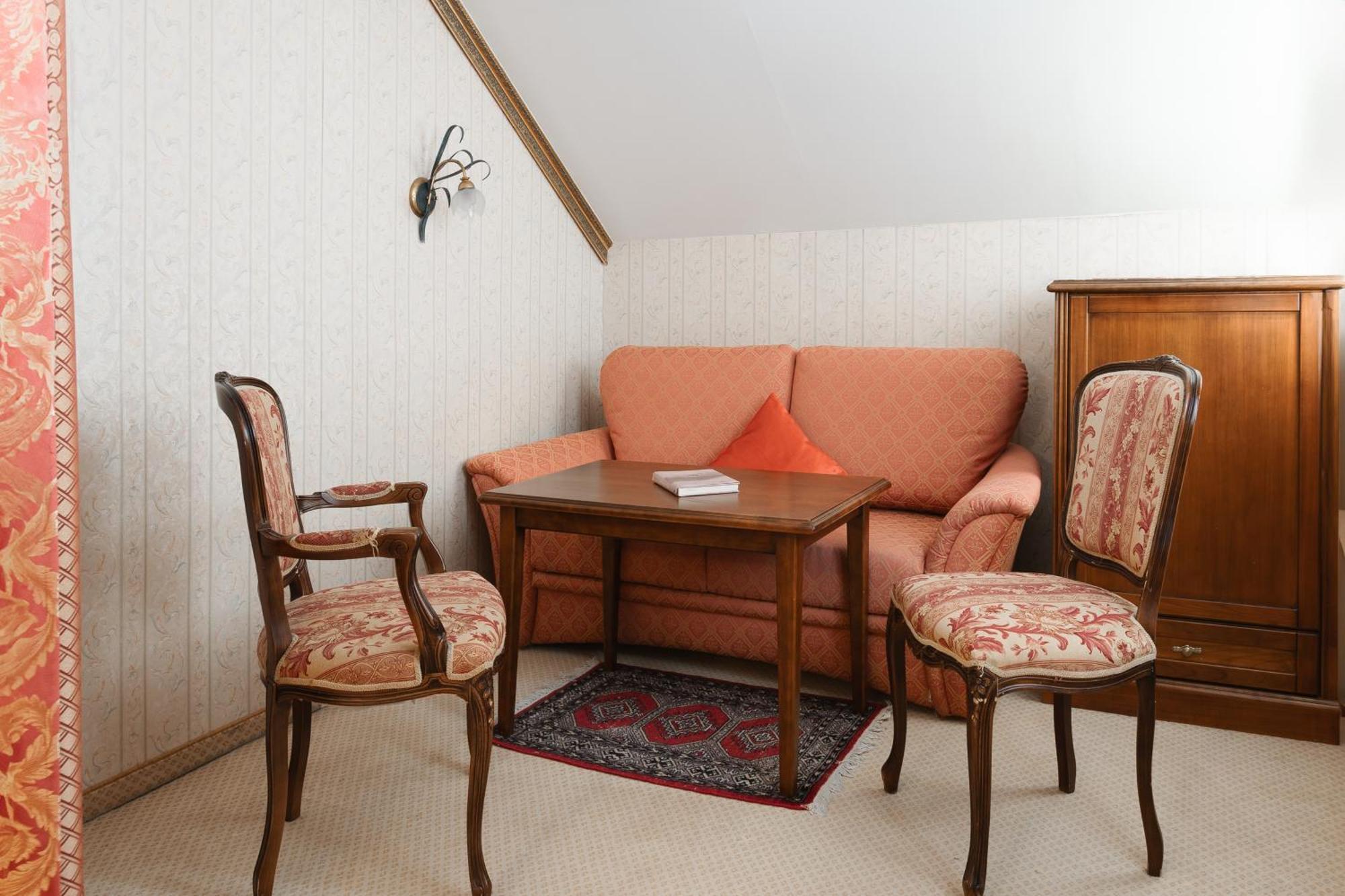 Schlosshotel Seewirt Туррахер-Хёэ Экстерьер фото