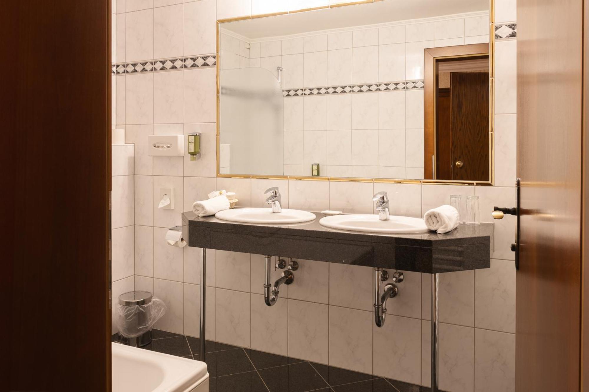 Schlosshotel Seewirt Туррахер-Хёэ Экстерьер фото